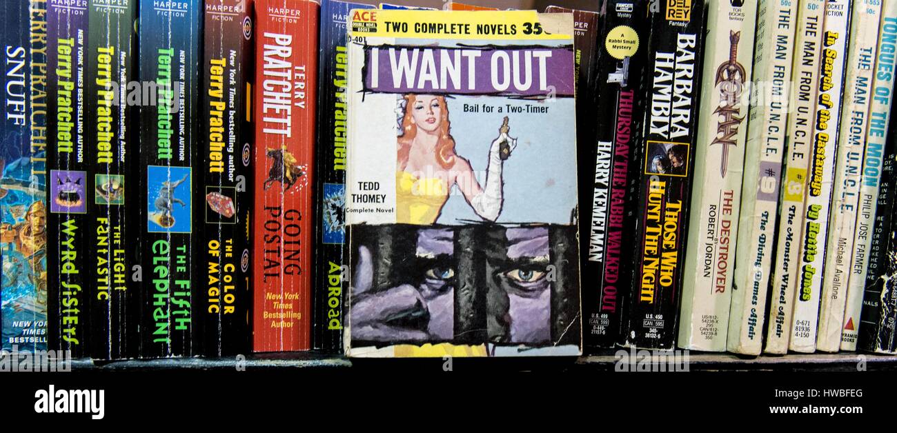 Glendale, Kalifornien, USA. 19. März 2017. Die 38. jährlichen Los Angeles Vintage Taschenbuch Sammler Show, die größte Messe ihrer Art in der Welt, verfügt über Masse-vermarktet Science Fiction, Mystery, Romantik, Hard-Boiled Detektiv und anderen Zellstoff-Taschenbücher, die beliebt waren die Mitte bis Ende des 20. Jahrhunderts. Bildnachweis: Brian Cahn/ZUMA Draht/Alamy Live-Nachrichten Stockfoto