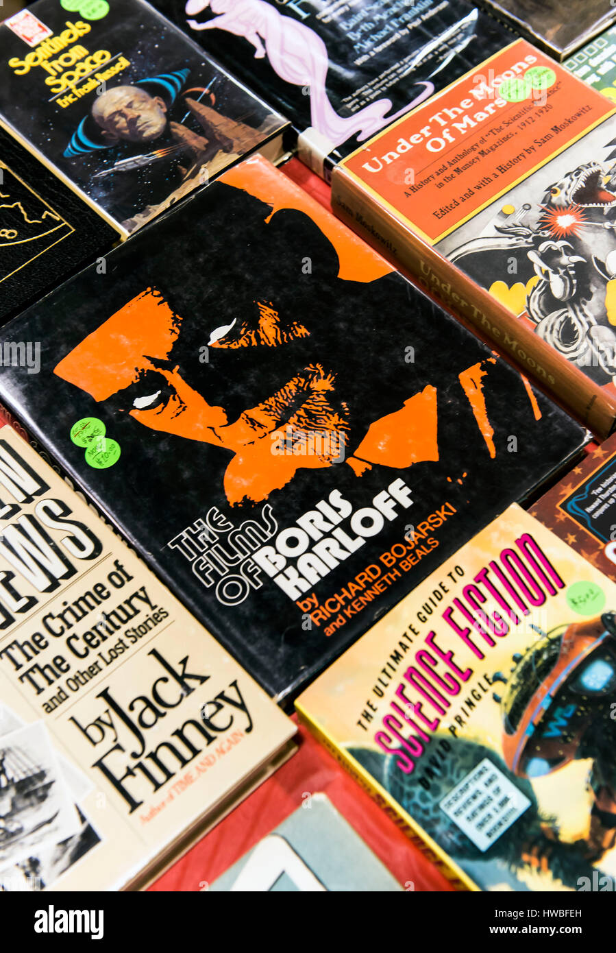 Glendale, Kalifornien, USA. 19. März 2017. Die 38. jährlichen Los Angeles Vintage Taschenbuch Sammler Show, die größte Messe ihrer Art in der Welt, verfügt über Masse-vermarktet Science Fiction, Mystery, Romantik, Hard-Boiled Detektiv und anderen Zellstoff-Taschenbücher, die beliebt waren die Mitte bis Ende des 20. Jahrhunderts. Bildnachweis: Brian Cahn/ZUMA Draht/Alamy Live-Nachrichten Stockfoto