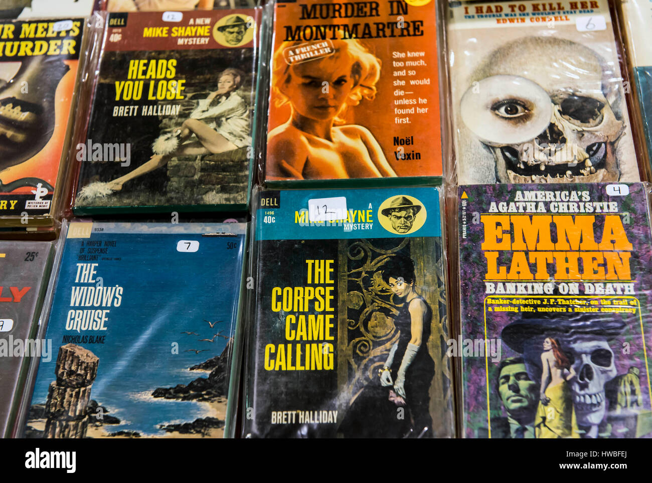 Glendale, Kalifornien, USA. 19. März 2017. Die 38. jährlichen Los Angeles Vintage Taschenbuch Sammler Show, die größte Messe ihrer Art in der Welt, verfügt über Masse-vermarktet Science Fiction, Mystery, Romantik, Hard-Boiled Detektiv und anderen Zellstoff-Taschenbücher, die beliebt waren die Mitte bis Ende des 20. Jahrhunderts. Bildnachweis: Brian Cahn/ZUMA Draht/Alamy Live-Nachrichten Stockfoto