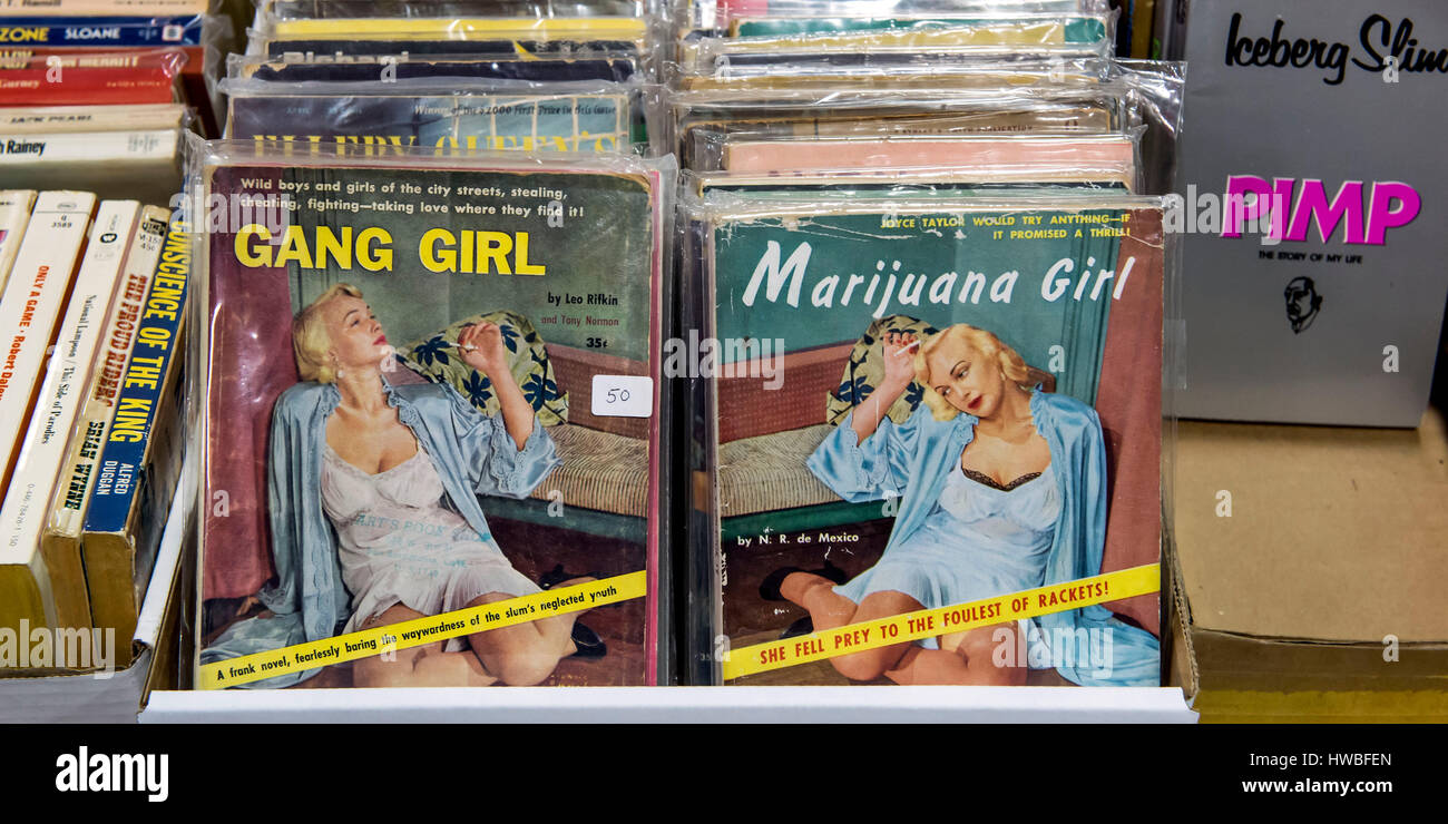 Glendale, Kalifornien, USA. 19. März 2017. Die 38. jährlichen Los Angeles Vintage Taschenbuch Sammler Show, die größte Messe ihrer Art in der Welt, verfügt über Masse-vermarktet Science Fiction, Mystery, Romantik, Hard-Boiled Detektiv und anderen Zellstoff-Taschenbücher, die beliebt waren die Mitte bis Ende des 20. Jahrhunderts. Bildnachweis: Brian Cahn/ZUMA Draht/Alamy Live-Nachrichten Stockfoto