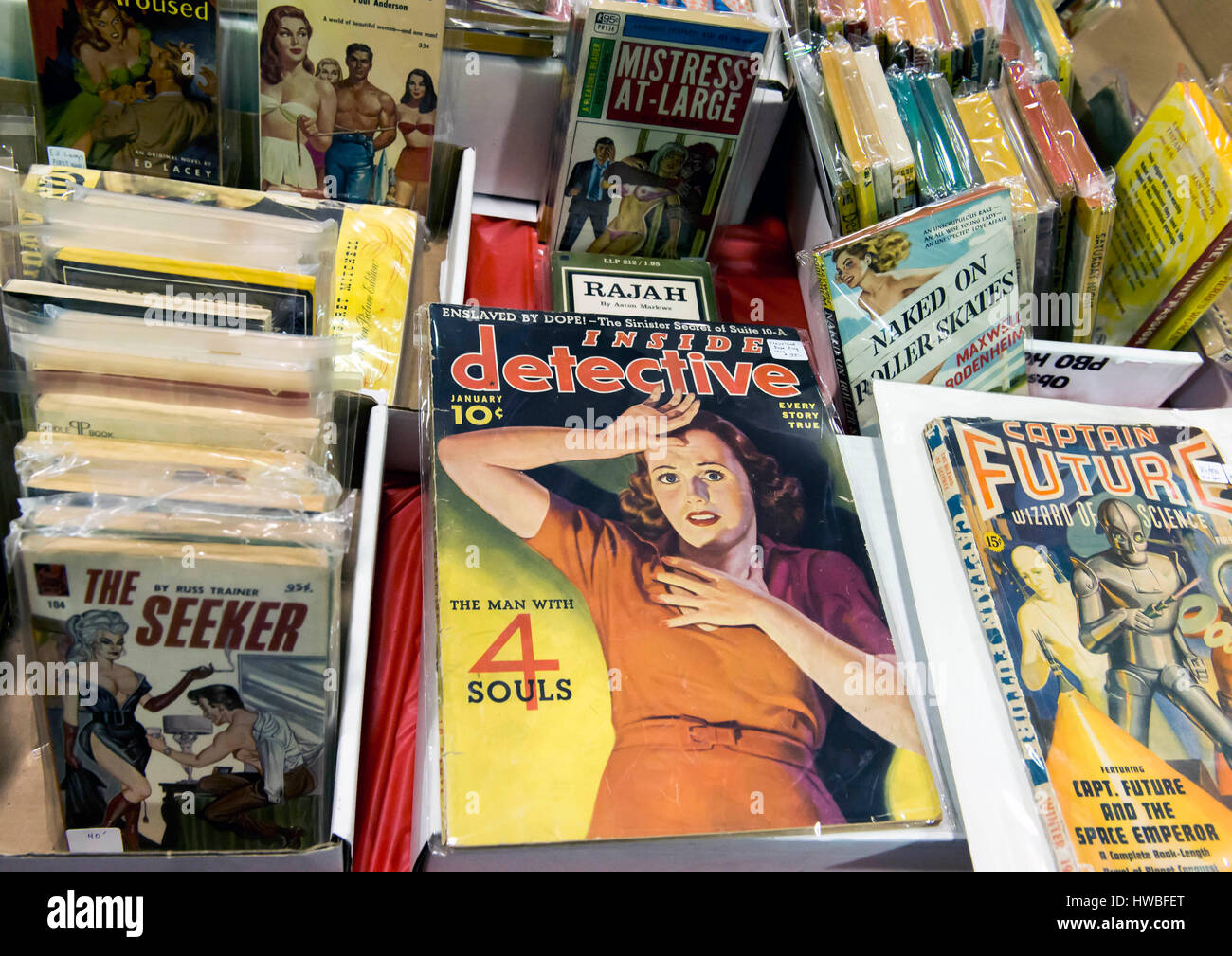 Glendale, Kalifornien, USA. 19. März 2017. Die 38. jährlichen Los Angeles Vintage Taschenbuch Sammler Show, die größte Messe ihrer Art in der Welt, verfügt über Masse-vermarktet Science Fiction, Mystery, Romantik, Hard-Boiled Detektiv und anderen Zellstoff-Taschenbücher, die beliebt waren die Mitte bis Ende des 20. Jahrhunderts. Bildnachweis: Brian Cahn/ZUMA Draht/Alamy Live-Nachrichten Stockfoto