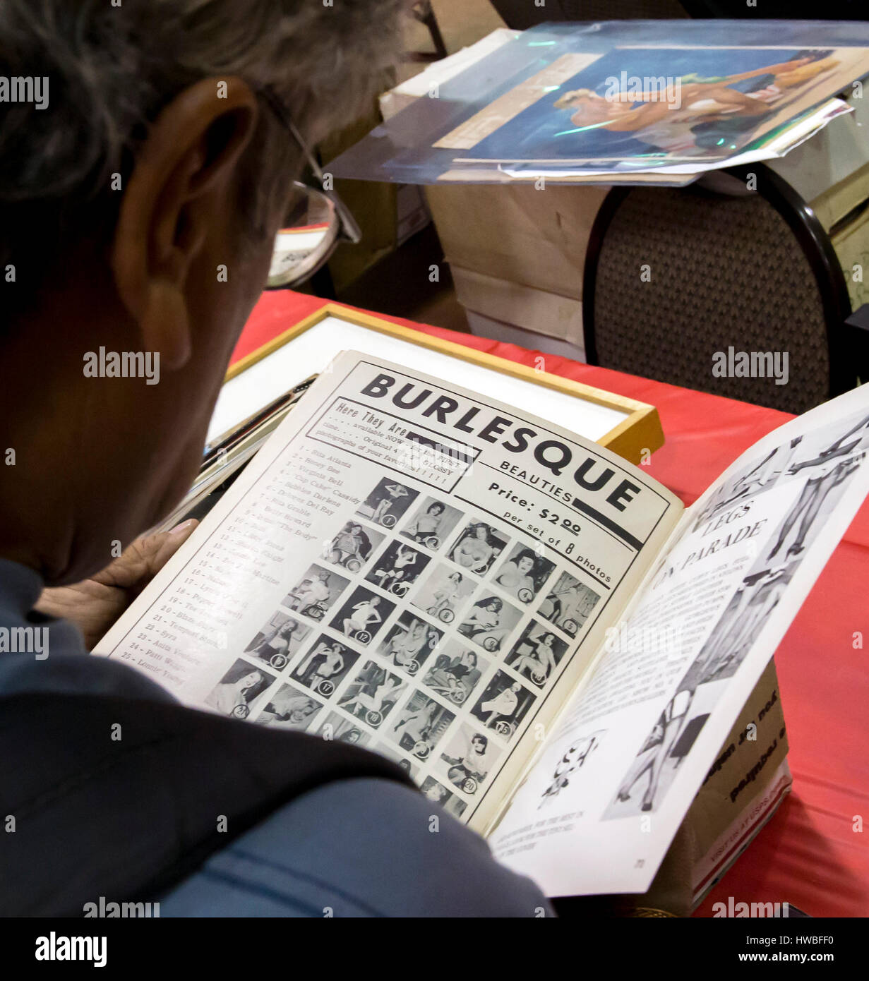 Glendale, Kalifornien, USA. 19. März 2017. Die 38. jährlichen Los Angeles Vintage Taschenbuch Sammler Show, die größte Messe ihrer Art in der Welt, verfügt über Masse-vermarktet Science Fiction, Mystery, Romantik, Hard-Boiled Detektiv und anderen Zellstoff-Taschenbücher, die beliebt waren die Mitte bis Ende des 20. Jahrhunderts. Bildnachweis: Brian Cahn/ZUMA Draht/Alamy Live-Nachrichten Stockfoto