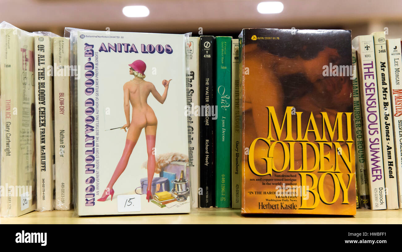 Glendale, Kalifornien, USA. 19. März 2017. Die 38. jährlichen Los Angeles Vintage Taschenbuch Sammler Show, die größte Messe ihrer Art in der Welt, verfügt über Masse-vermarktet Science Fiction, Mystery, Romantik, Hard-Boiled Detektiv und anderen Zellstoff-Taschenbücher, die beliebt waren die Mitte bis Ende des 20. Jahrhunderts. Bildnachweis: Brian Cahn/ZUMA Draht/Alamy Live-Nachrichten Stockfoto