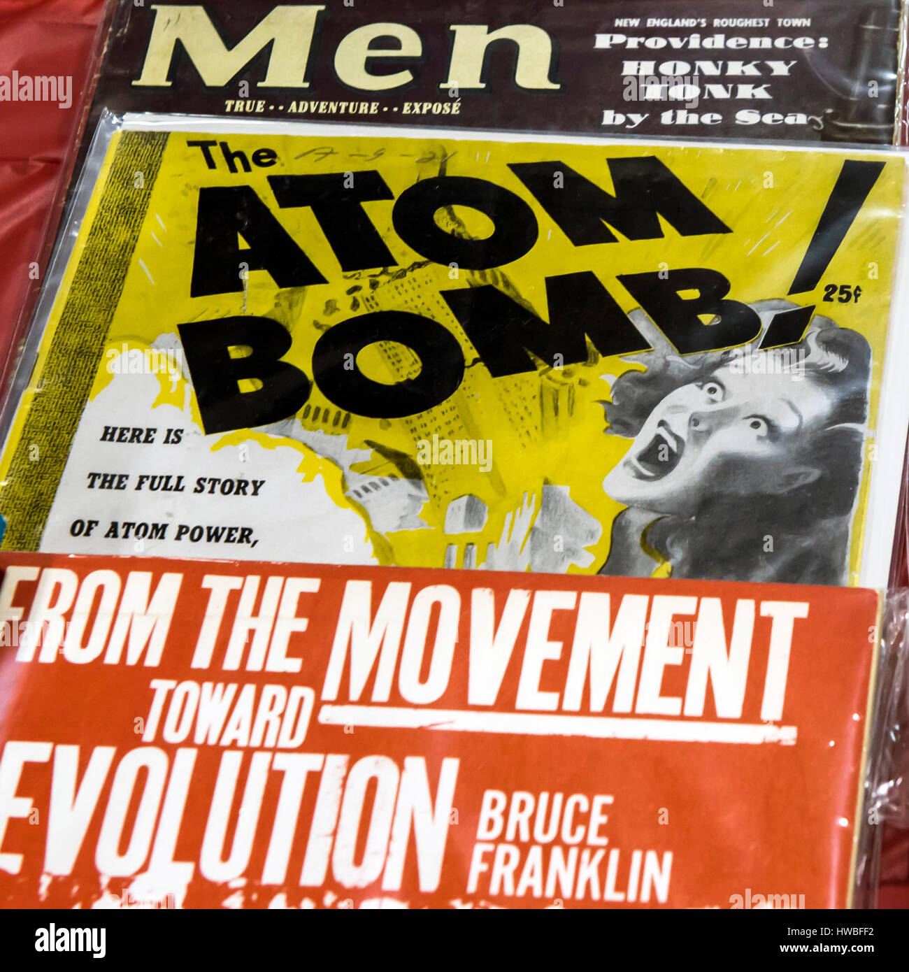 Glendale, Kalifornien, USA. 19. März 2017. Die 38. jährlichen Los Angeles Vintage Taschenbuch Sammler Show, die größte Messe ihrer Art in der Welt, verfügt über Masse-vermarktet Science Fiction, Mystery, Romantik, Hard-Boiled Detektiv und anderen Zellstoff-Taschenbücher, die beliebt waren die Mitte bis Ende des 20. Jahrhunderts. Bildnachweis: Brian Cahn/ZUMA Draht/Alamy Live-Nachrichten Stockfoto