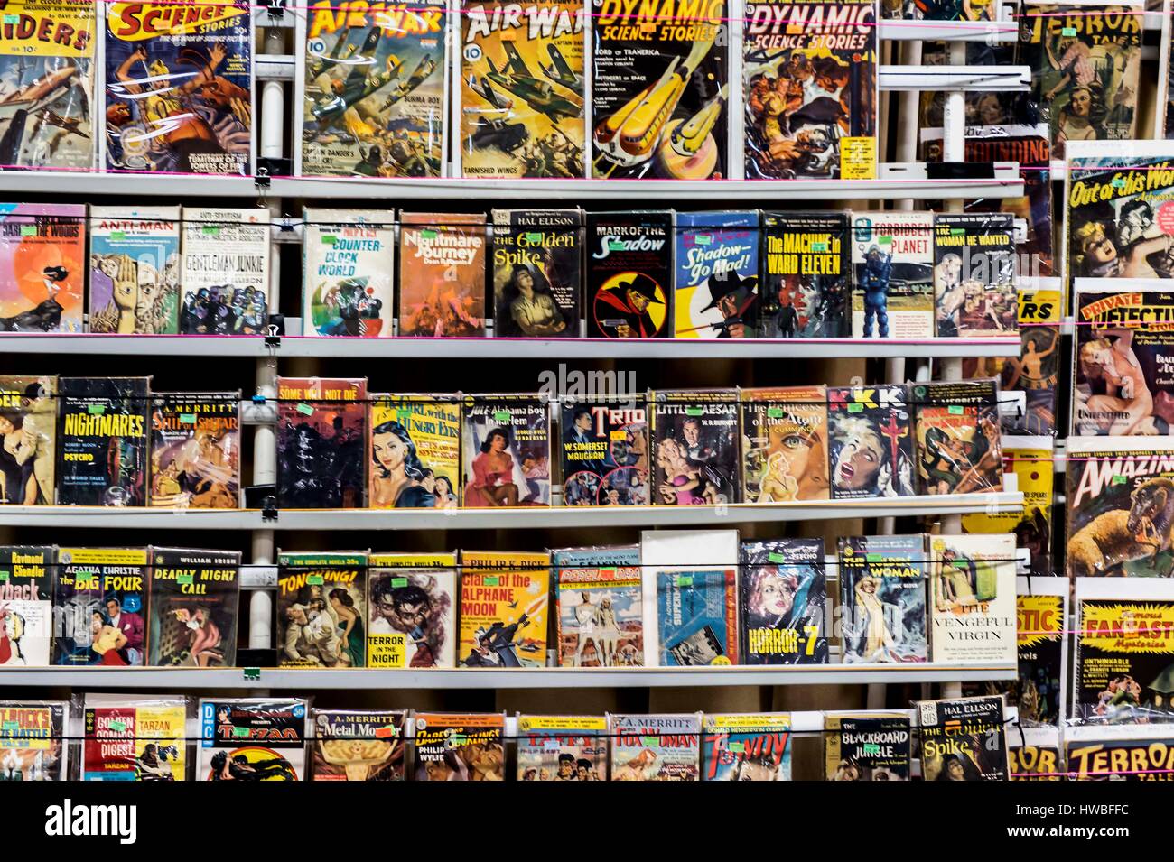 Glendale, Kalifornien, USA. 19. März 2017. Die 38. jährlichen Los Angeles Vintage Taschenbuch Sammler Show, die größte Messe ihrer Art in der Welt, verfügt über Masse-vermarktet Science Fiction, Mystery, Romantik, Hard-Boiled Detektiv und anderen Zellstoff-Taschenbücher, die beliebt waren die Mitte bis Ende des 20. Jahrhunderts. Bildnachweis: Brian Cahn/ZUMA Draht/Alamy Live-Nachrichten Stockfoto