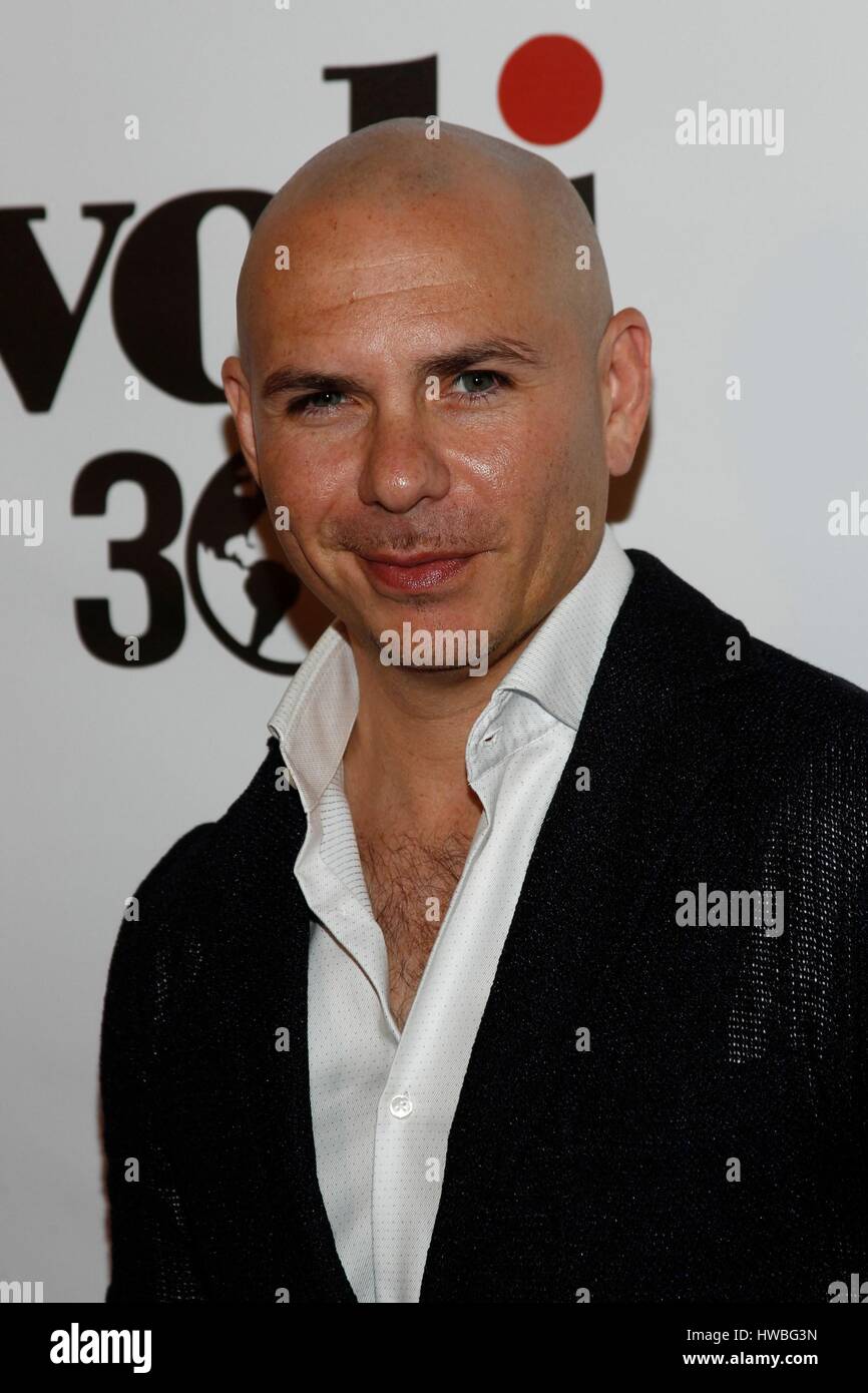 Las Vegas, NV, USA. 19. März 2017. Pitbull im Ankunftsbereich für Pitbull Auftritt bei Zucker Fabrik American Brasserie Grand Opening Feier, Fashion Show Mall, Las Vegas, NV 19. März 2017. Bildnachweis: James Atoa/Everett Collection/Alamy Live-Nachrichten Stockfoto
