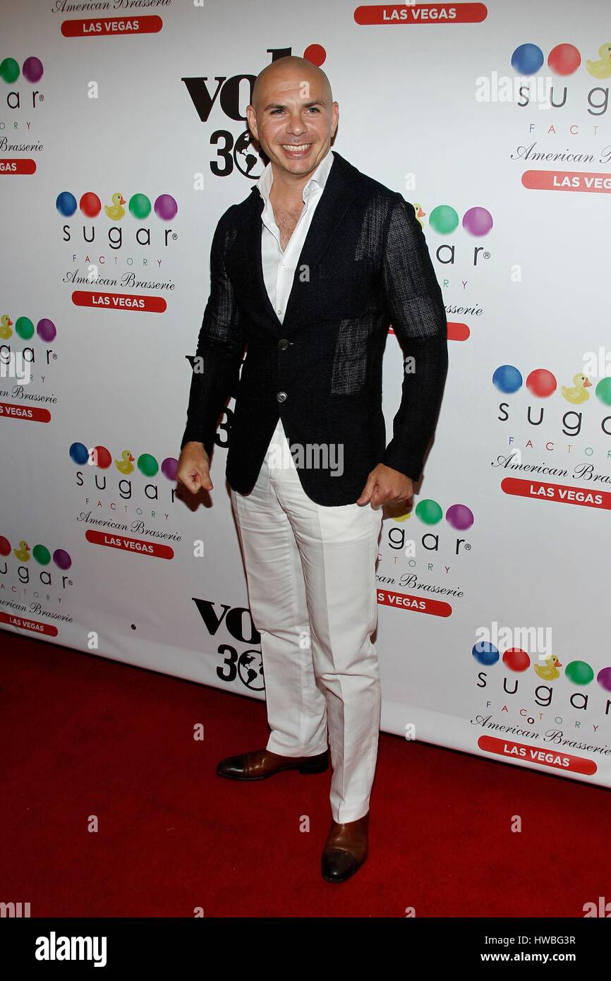 Las Vegas, NV, USA. 19. März 2017. Pitbull im Ankunftsbereich für Pitbull Auftritt bei Zucker Fabrik American Brasserie Grand Opening Feier, Fashion Show Mall, Las Vegas, NV 19. März 2017. Bildnachweis: James Atoa/Everett Collection/Alamy Live-Nachrichten Stockfoto