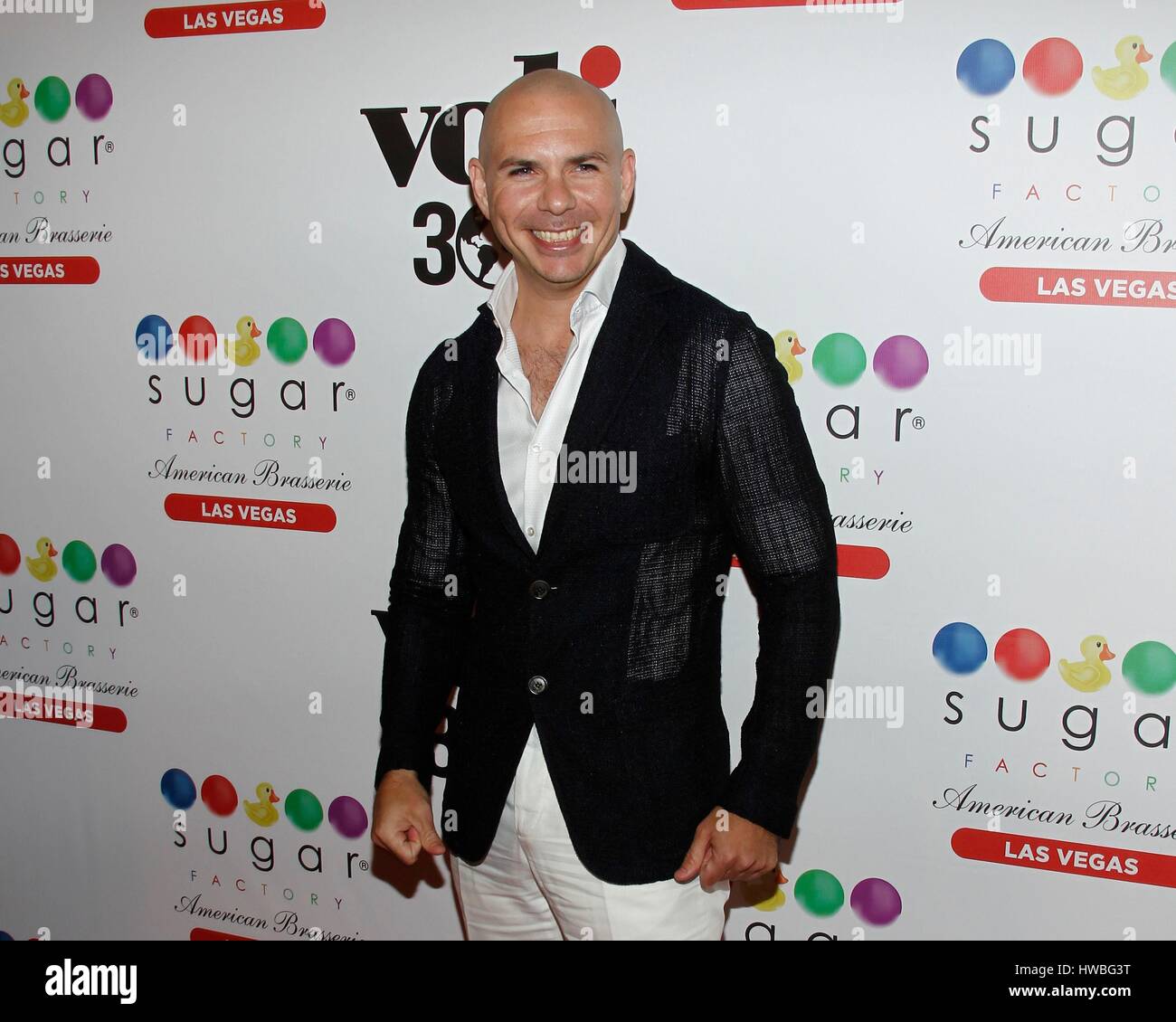 Las Vegas, NV, USA. 19. März 2017. Pitbull im Ankunftsbereich für Pitbull Auftritt bei Zucker Fabrik American Brasserie Grand Opening Feier, Fashion Show Mall, Las Vegas, NV 19. März 2017. Bildnachweis: James Atoa/Everett Collection/Alamy Live-Nachrichten Stockfoto