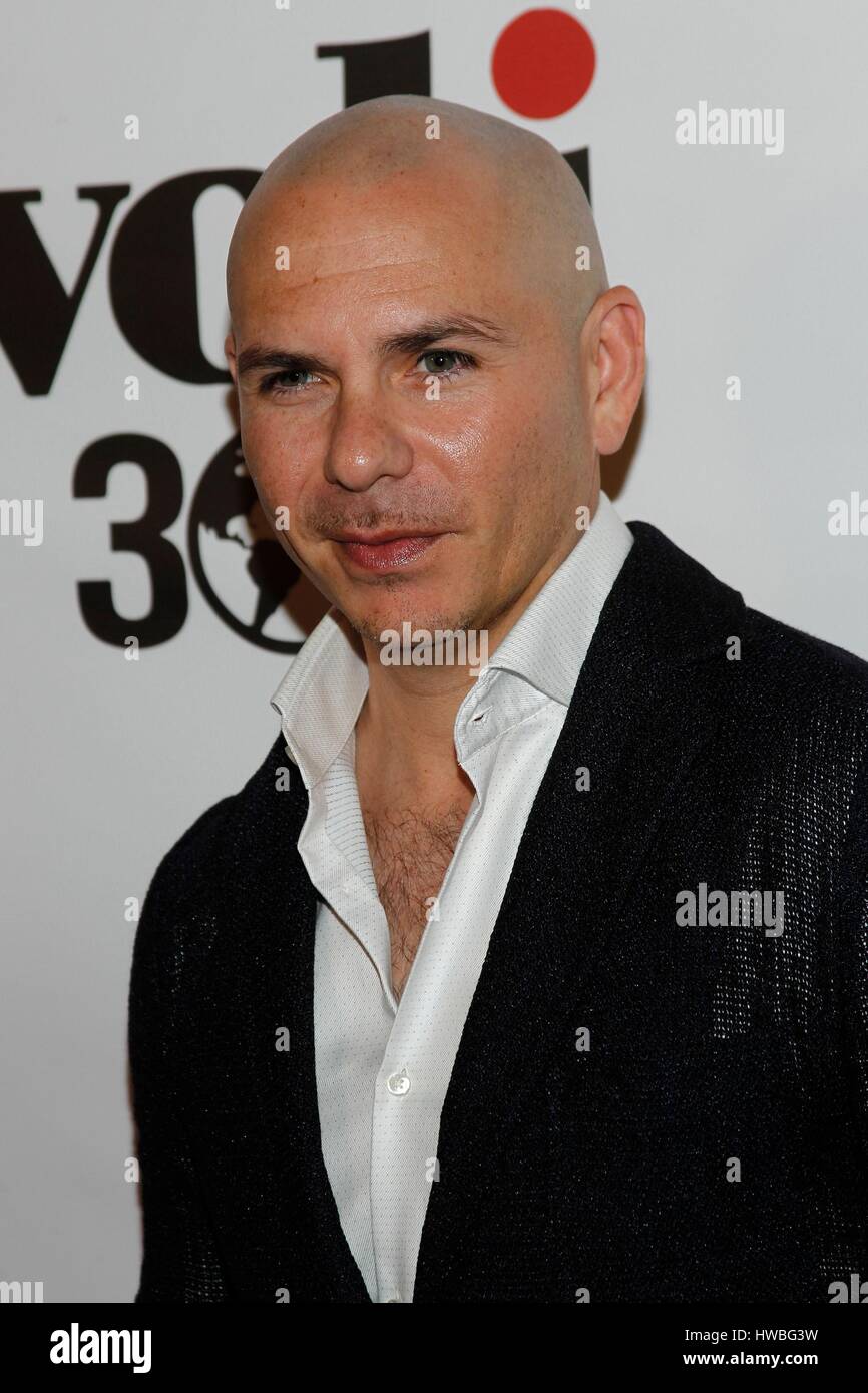 Las Vegas, NV, USA. 19. März 2017. Pitbull im Ankunftsbereich für Pitbull Auftritt bei Zucker Fabrik American Brasserie Grand Opening Feier, Fashion Show Mall, Las Vegas, NV 19. März 2017. Bildnachweis: James Atoa/Everett Collection/Alamy Live-Nachrichten Stockfoto