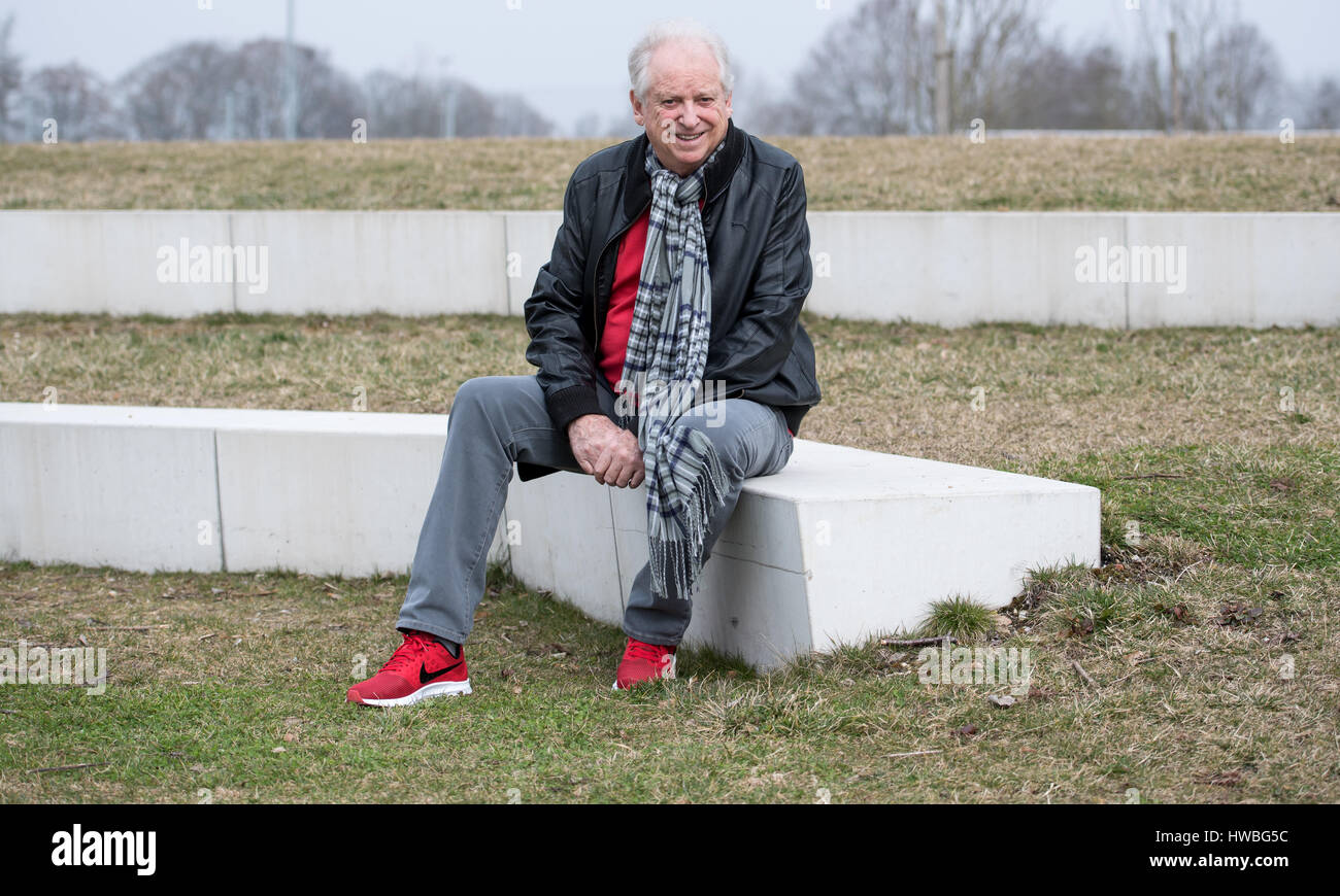 Ergolding, Deutschland. 13. März 2017. Der Olympiasieger von 1960 und ehemaliger Weltrekordhalter über 100m, Armin Hary in Ergolding, Deutschland, 13. März 2017. Armin Hary, die einmal als den "blonder Blitz" Furore (lt. "blonde Blitz"), feiert seinen 80. Geburtstag. Foto: Sven Hoppe/Dpa/Alamy Live News Stockfoto