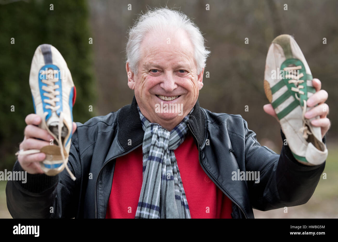 Ergolding, Deutschland. 13. März 2017. Der Olympiasieger von 1960 und der ehemalige Welt-Rekordhalter über 100m auf seine Spitzen Armin Hary zeigt, die er bei den Olympischen Spielen 1960 in Rom in Ergolding, Deutschland, 13. März 2017 trug. Armin Hary, die einmal als den "blonder Blitz" Furore (lt. "blonde Blitz"), feiert seinen 80. Geburtstag. Foto: Sven Hoppe/Dpa/Alamy Live News Stockfoto