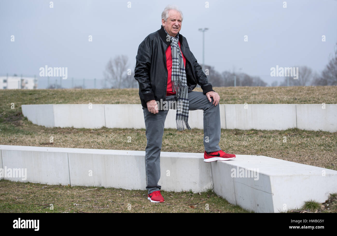 Der Olympiasieger von 1960 und ehemaliger Weltrekordhalter über 100m, Armin Hary in Ergolding, Deutschland, 13. März 2017. Armin Hary, die einmal als den "blonder Blitz" Furore (lt. "blonde Blitz"), feiert seinen 80. Geburtstag. Foto: Sven Hoppe/dpa Stockfoto