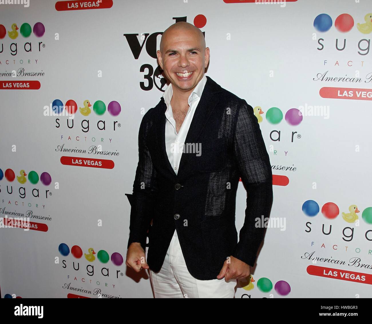 Las Vegas, NV, USA. 19. März 2017. Pitbull im Ankunftsbereich für Pitbull Auftritt bei Zucker Fabrik American Brasserie Grand Opening Feier, Fashion Show Mall, Las Vegas, NV 19. März 2017. Bildnachweis: James Atoa/Everett Collection/Alamy Live-Nachrichten Stockfoto