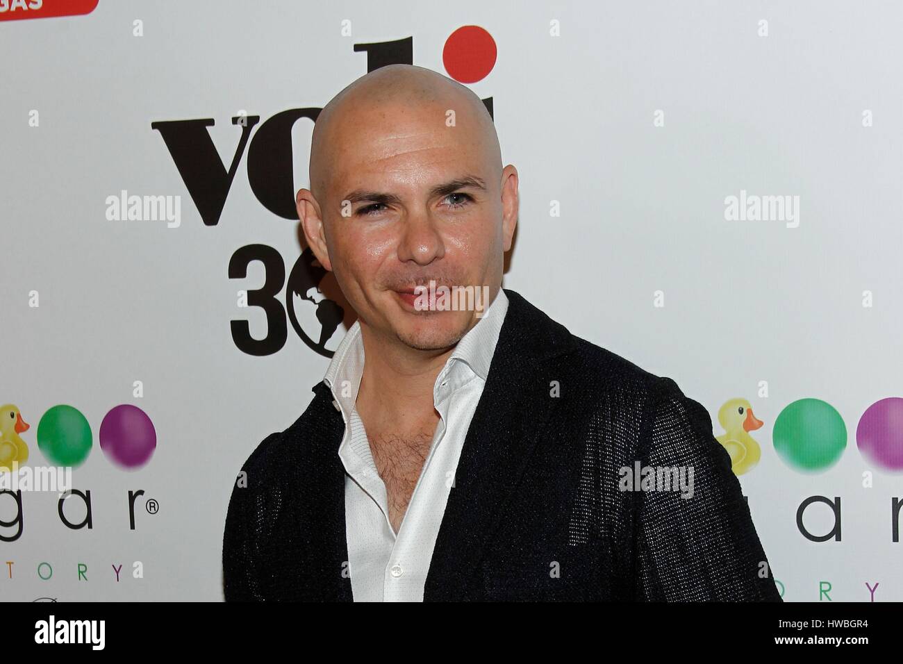 Las Vegas, NV, USA. 19. März 2017. Pitbull im Ankunftsbereich für Pitbull Auftritt bei Zucker Fabrik American Brasserie Grand Opening Feier, Fashion Show Mall, Las Vegas, NV 19. März 2017. Bildnachweis: James Atoa/Everett Collection/Alamy Live-Nachrichten Stockfoto