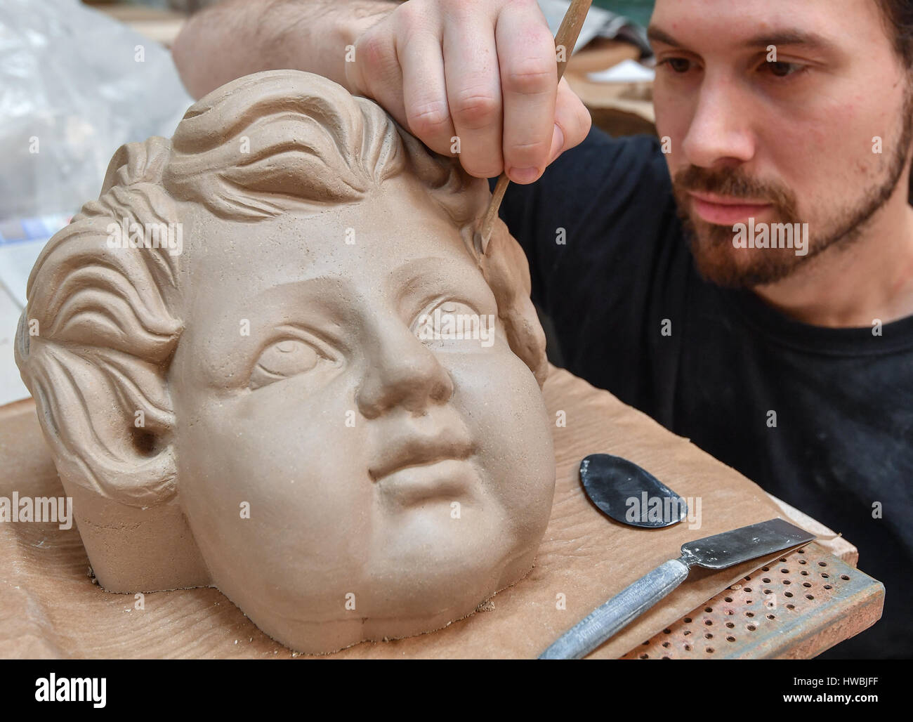 Sieversdorf, Deutschland. 20. März 2017. Keramische Handwerker Martin  Philipp, aus Kunst und Keramik Unternehmen Golem GmbH arbeitet auf eine  Engelsfigur aus Ton für die Fassade des Berliner Schlosses in Sieversdorf,  Deutschland, 20.