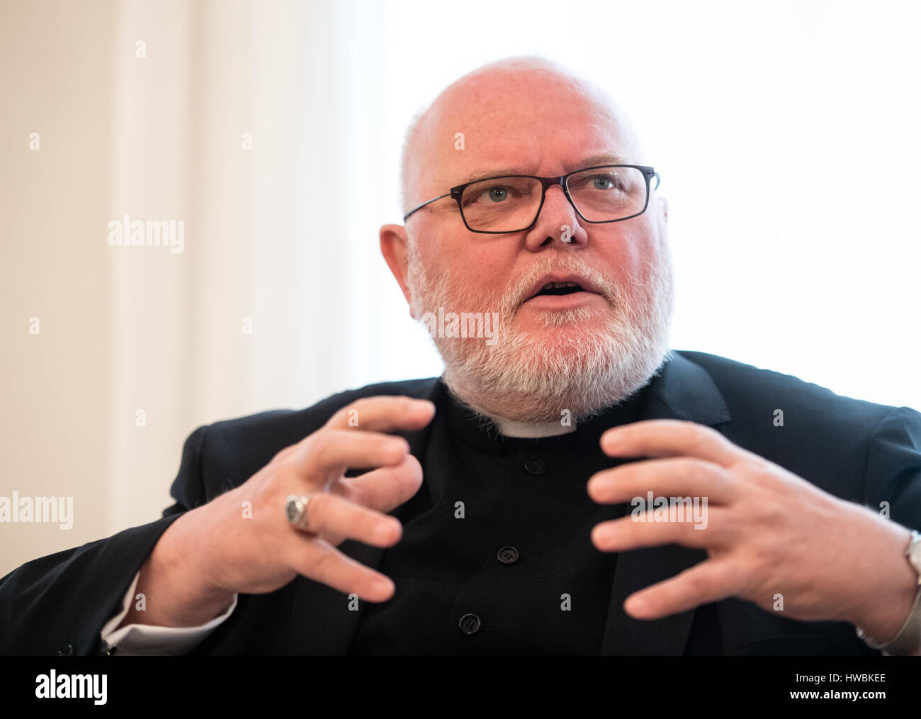 München, Deutschland. 20. März 2017. Reinhard Kardinal Marx, Erzbischof von München und Freising, spricht während einer Pressekonferenz im Palazzo Holnstein in München, Deutschland, 20. März 2017. Während der Pressekonferenz präsentierte Kardinal Marx Pilotprojekte für die Führung des Catohlic Pfarreien von Vollzeit- oder freiwillige Laien. Foto: Matthias Balk/Dpa/Alamy Live News Stockfoto