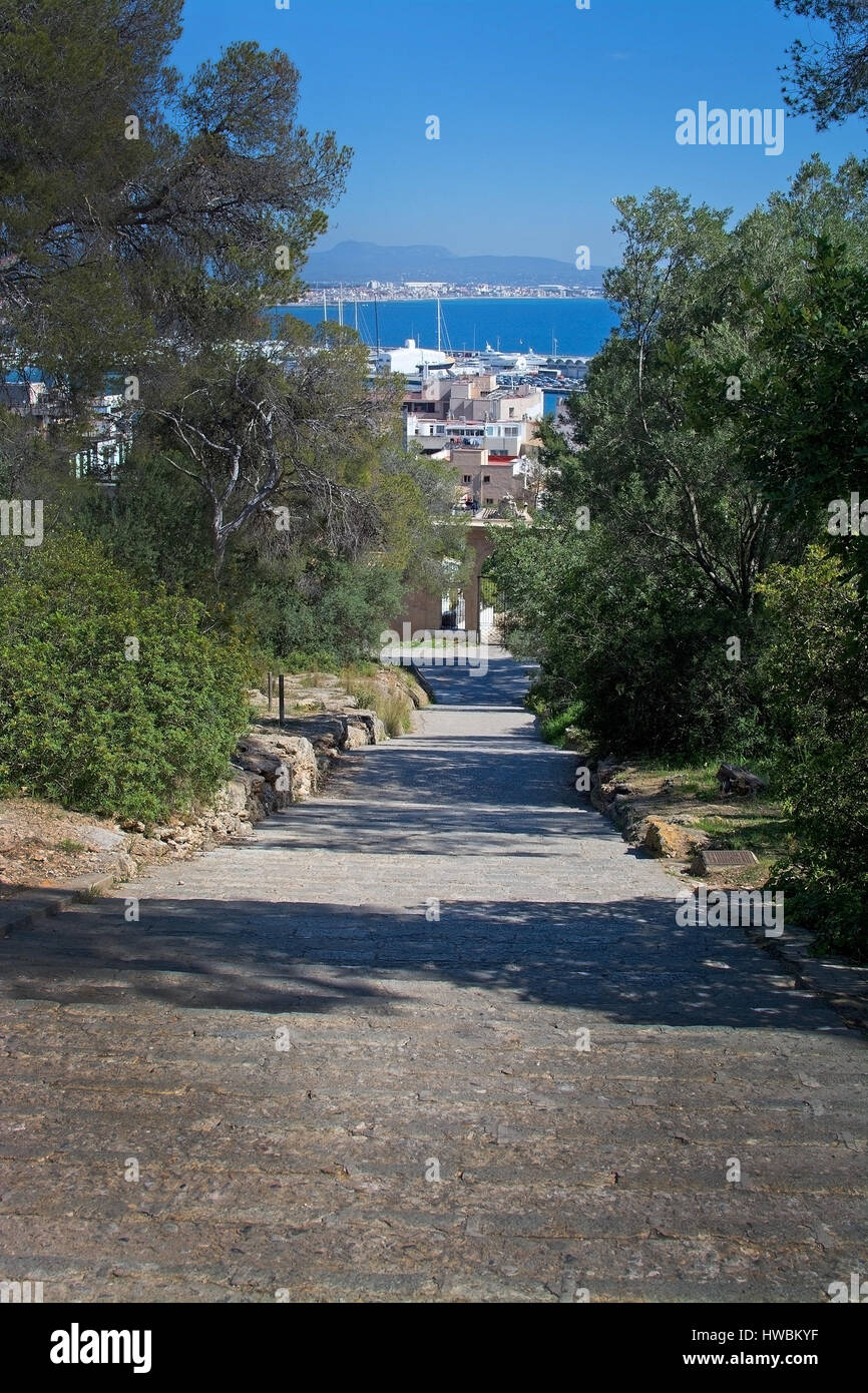 PALMA DE MALLORCA, Spanien - 18. März 2017: Bellver Treppe nach unten mit El Terreno Gebäude und Hafen an einem sonnigen Tag am 18. März 2017 in Palma, Stockfoto