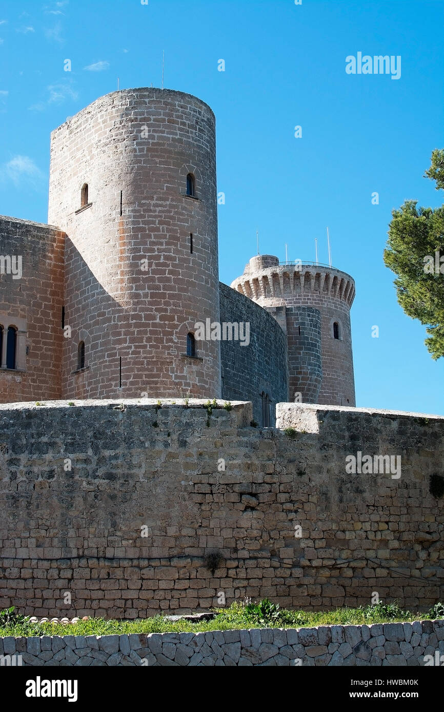 PALMA DE MALLORCA, Spanien - 18. März 2017: Bellver Schloss gotischen Turm aus dem 12. Jahrhundert gegen blauen Himmel an einem sonnigen Tag am 18. März 2017 in Palma, M Stockfoto