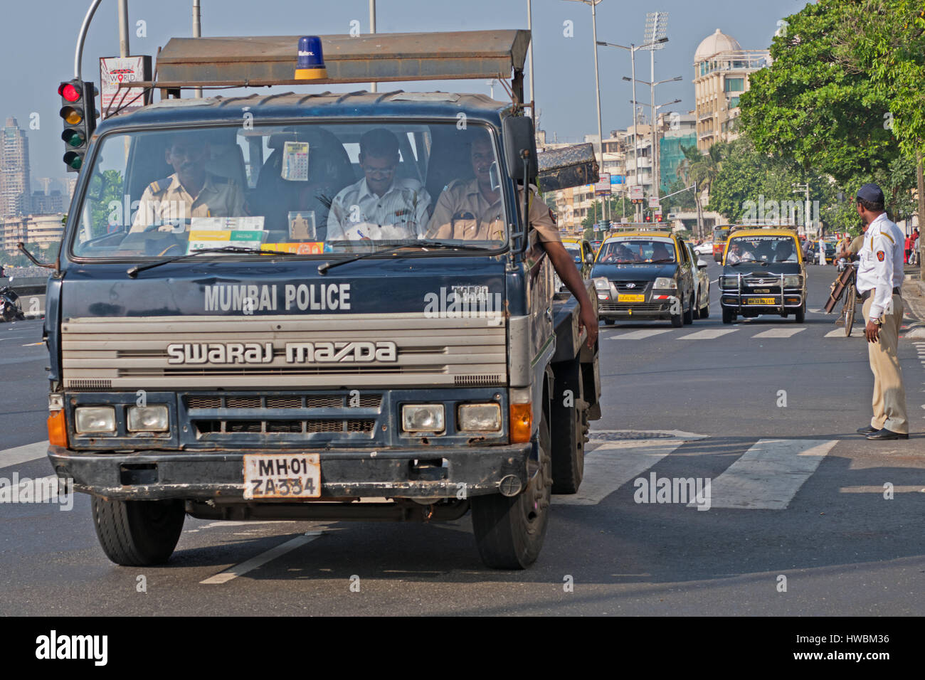 Polizisten im Dienst Verwaltung Verkehrs am Marine Drive in Süd-Mumbai. Die Stadt, wie alle indischen Städten ist stark überlastet und die Luft verschmutzt Stockfoto