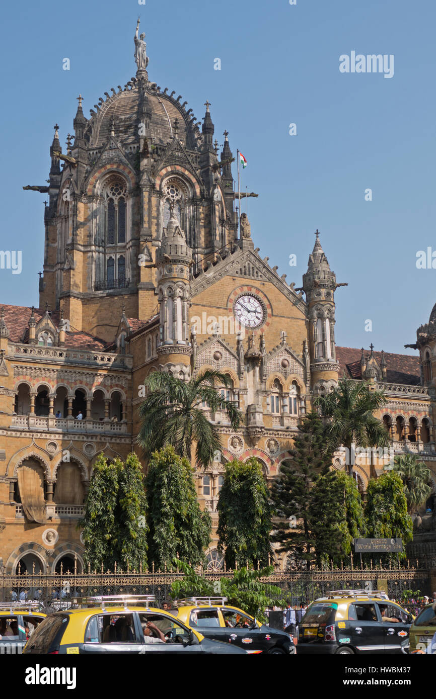 Verkehrsstaus außerhalb des zentralen Abschnitts des Victoria Bahnhof Terminus in Mumbai, Indien. Das Gebäude ist das berühmteste Wahrzeichen der Stadt Stockfoto