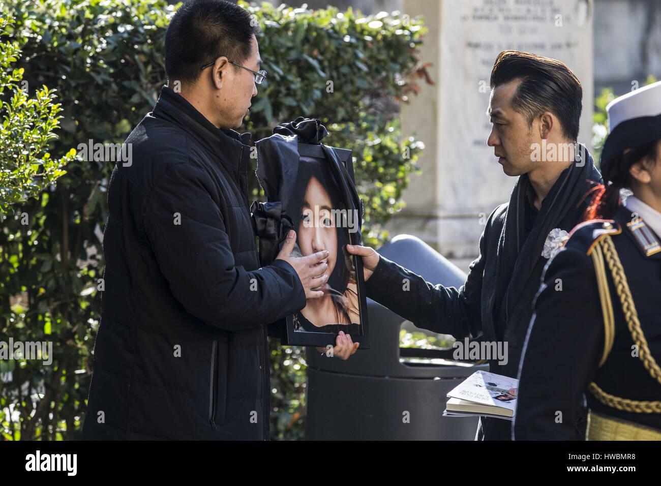 Die Beerdigung von chinesischen Studenten Zhang Yao im Tor Sapienza, Rom, Italien. Der chinesische Student wurde von einem Zug getroffen, während der Verfolgung Straßenräuber. Der Körper des fehlenden 21 Jahre alte chinesische Kunst Studenten von Hohhot, Zhang Yao, fand auf 9. Dezember 2016 in einen Graben, wo es anscheinend gelandet, nachdem er mit dem Zug geschlagen. Das Zugpersonal wussten die des Unfalls. Ihr Körper wurde gefunden in einem Gebüsch neben der Bahnlinie, die neben läuft der über Salvati Reisenden Camp.  Mitwirkende: Zhang Yaos Vater wo: Rom, Italien: 15. Februar 2017 Credit: IPA/WENN.com ** nur verfügbar für die Öffentlichkeit Stockfoto