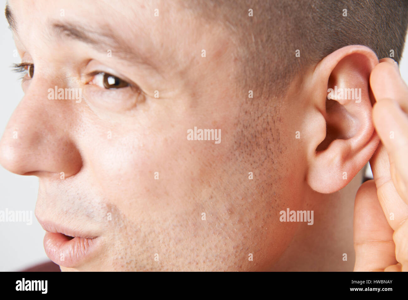 Nahaufnahme von jungen Menschen mit Hörproblemen leiden Stockfoto
