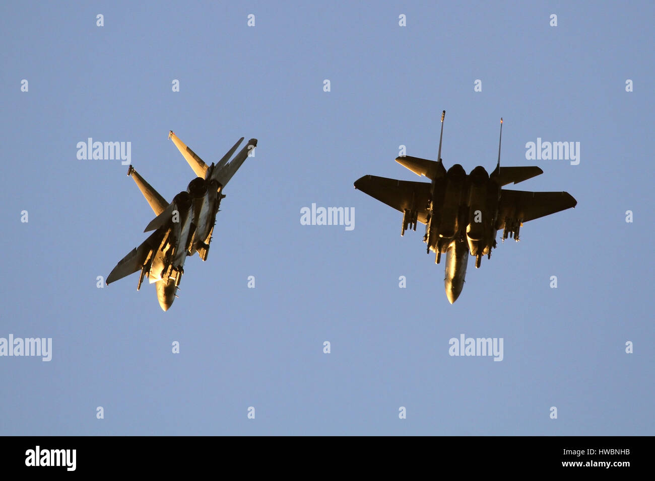 Zwei F-15E von 494 FS auf den Pause-Overhead RAF Lakenheath bei Sonnenuntergang. Dies war der letzte Flug von der Basis im Jahr 2016. Stockfoto