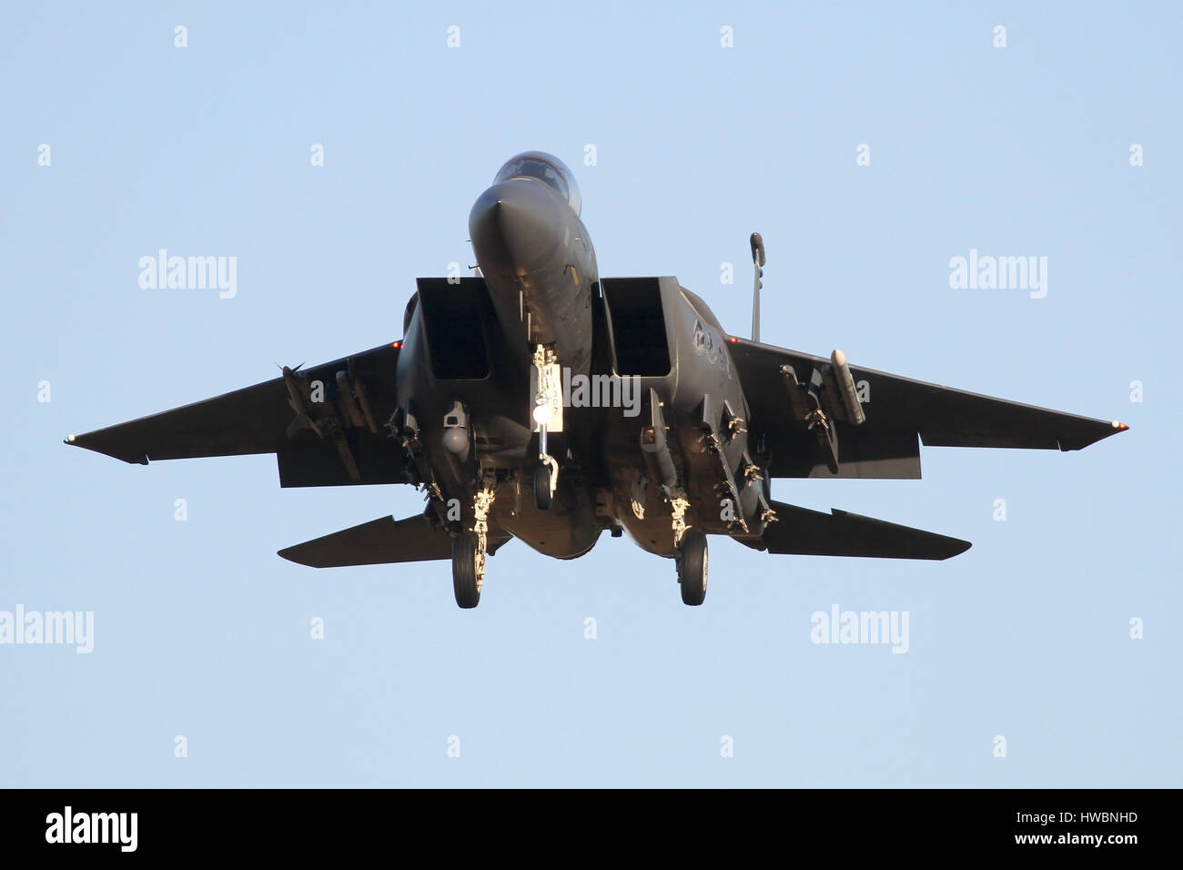 Gerade hinunter die Nase einer F-15E von der 48th Fighter Wing an RAF Lakenheath wie es landet auf der Piste 24 Im low light. Stockfoto
