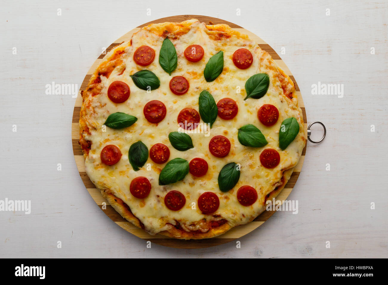 klassische Pizza Margherita auf weißer Holztisch Stockfoto