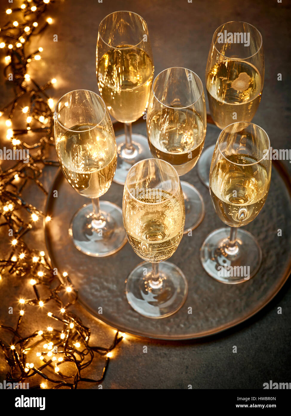 Brille von glänzenden Champagner und elektrisches Licht Stockfoto