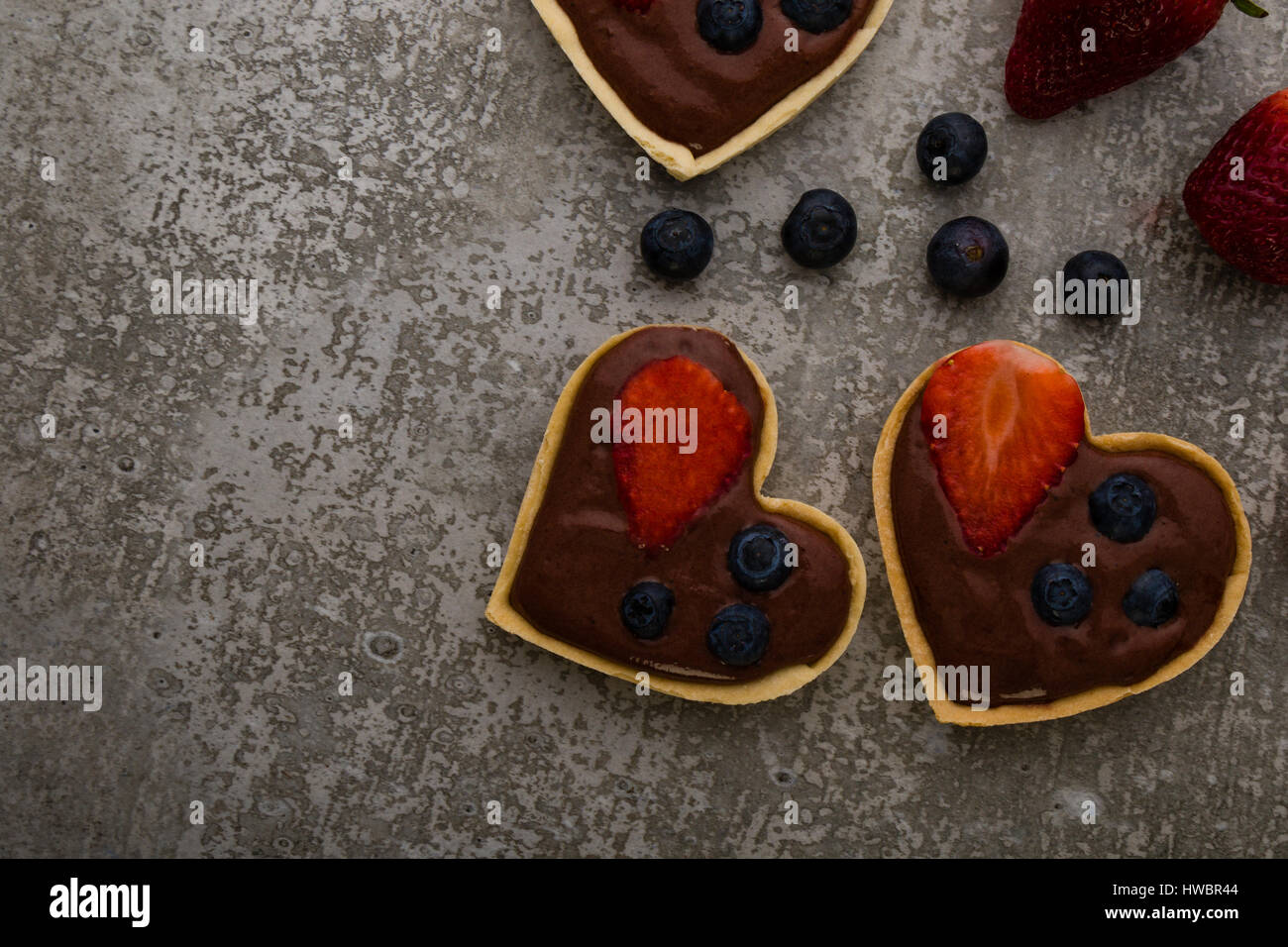 Herz Form Schokolade Torte mit Erdbeeren und Heidelbeeren ...