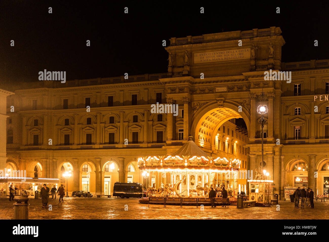 Florenz, Italien, in der Nacht mit einem Karussell Stockfoto