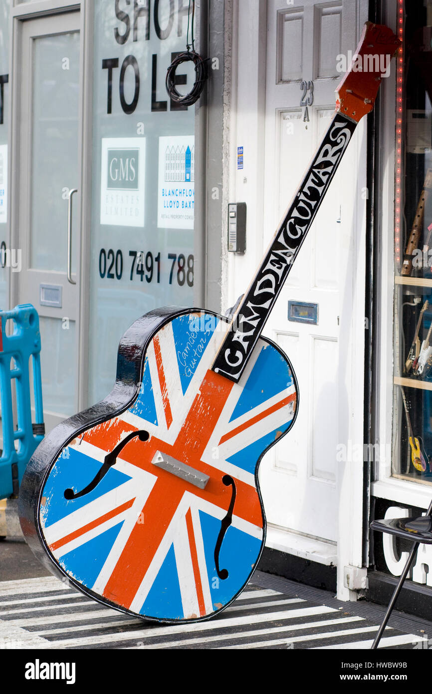 Riesigen Union Jack Gitarre in Camden London gemalt Stockfoto