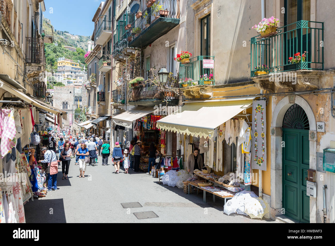 TAORMINA, Italien - 17. Mai 2016: Touristen Einkaufen in die Straße Via Teatro Creco in der Nähe der griechischen Theater von Taormina auf der Insel Sizilien Stockfoto