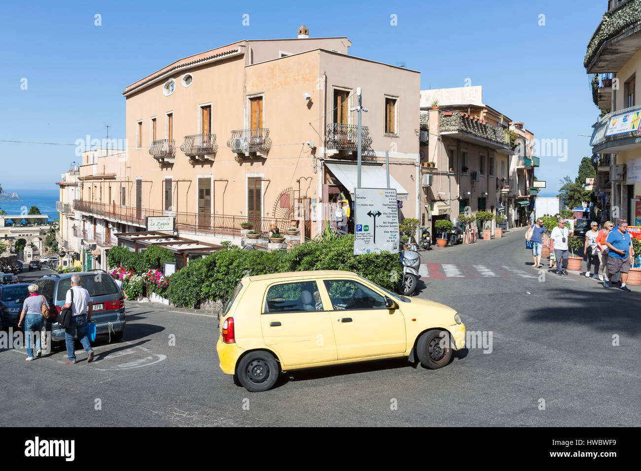 TAORMINA, Italien - 17. Mai 2016: Geschäftigen Zentrum mit Touristen und Autos von Taormina auf der Insel Sizilien Stockfoto