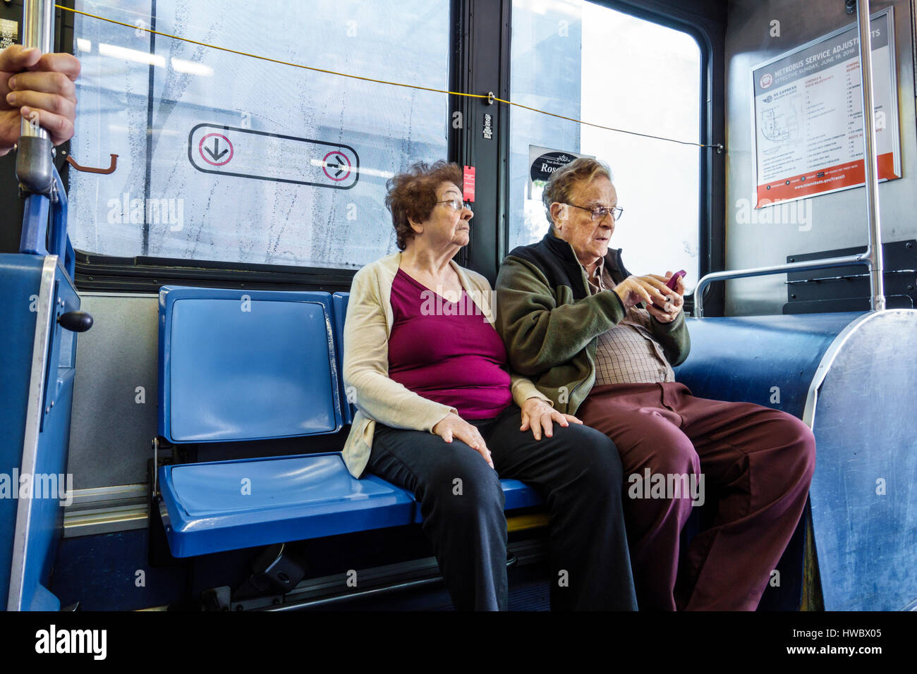 Miami Beach Florida, Miami-Dade Metrobus, öffentliche Verkehrsmittel, Bus, bevorzugte Sitzplatzwahl, Erwachsene Erwachsene Männer Männer Männer, Frau Frauen weibliche Dame, Senioren ol Stockfoto