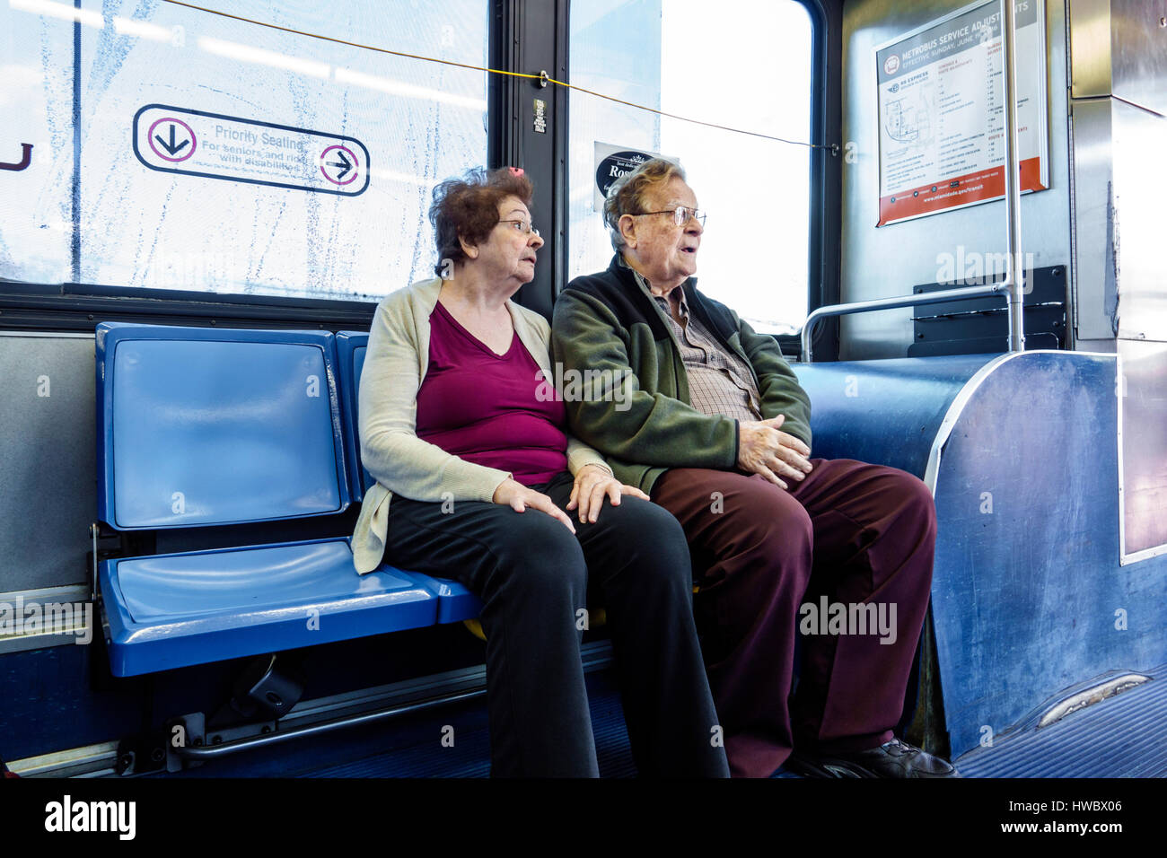 Miami Beach Florida, Miami-Dade Metrobus, öffentliche Verkehrsmittel, Bus, bevorzugte Sitzplatzwahl, Erwachsene Erwachsene Männer Männer Männer, Frau Frauen weibliche Dame, Senioren ol Stockfoto