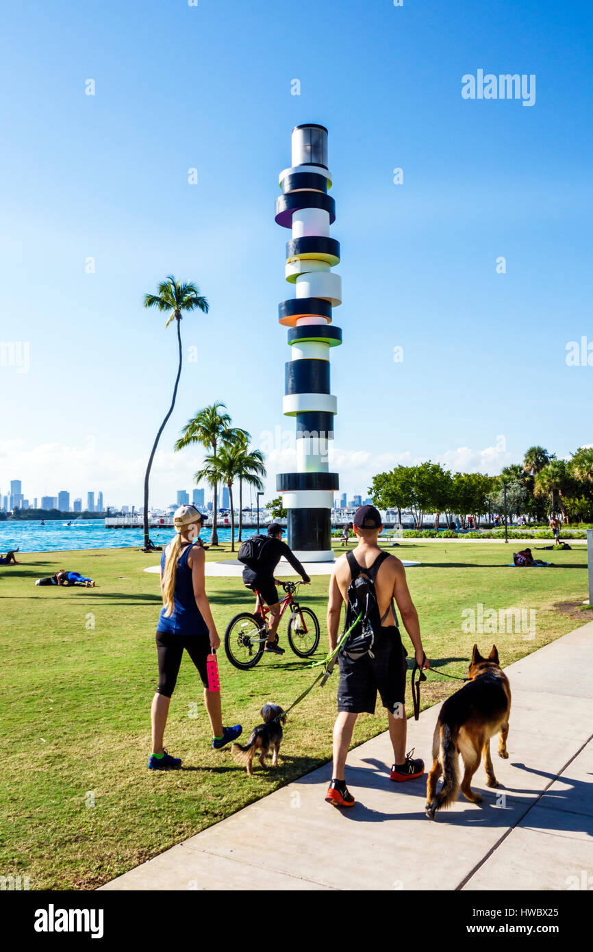 Miami Beach Florida, South Beach South Pointe Park, hartnäckiger Leuchtturm, Tobias Rehberger, öffentliche Kunstwerke, Rasen, Erwachsene Erwachsene Männer Männer, Frauen Stockfoto
