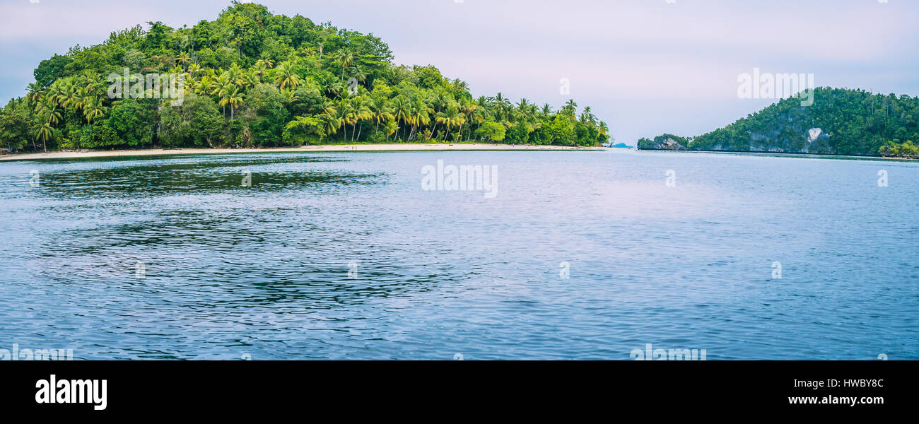 Friwen Insel vor und Friwen Wand im Hintergrund, West Papua, Raja Ampat, Indonesien Stockfoto