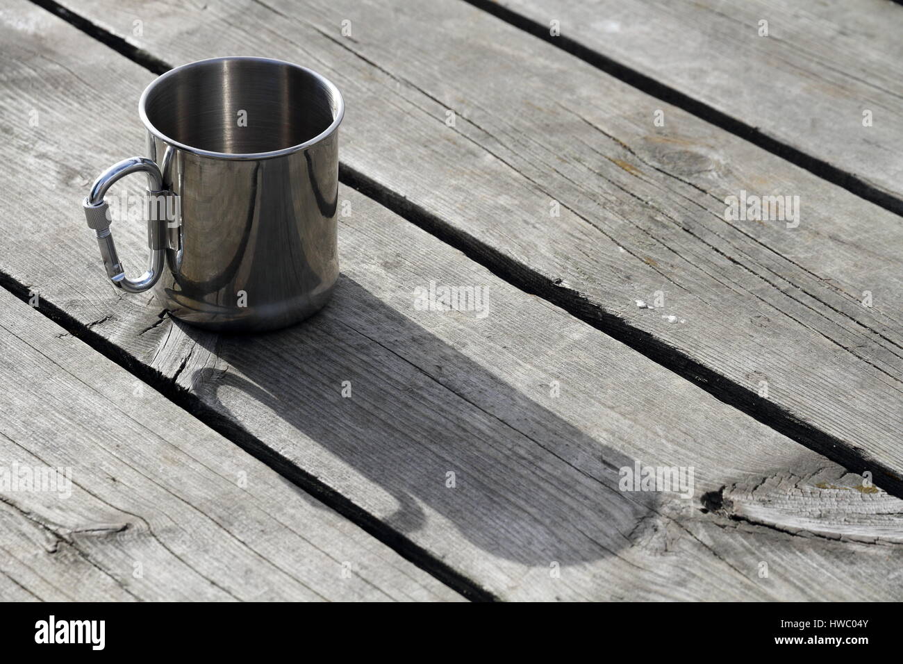 Trinkbecher auf Holzboden Stockfoto