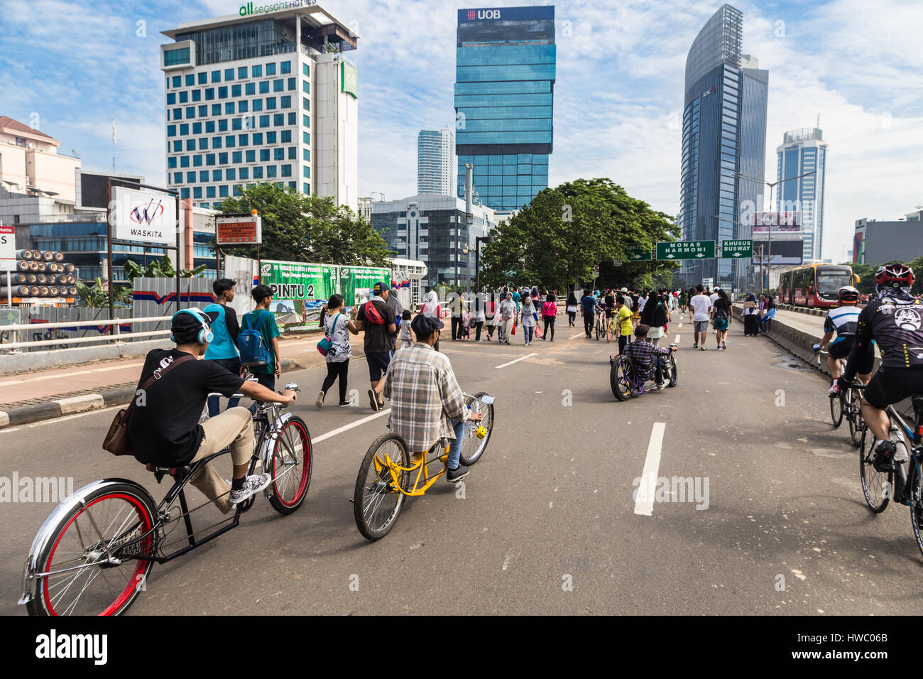 JAKARTA, Indonesien - 25. September 2016: Radfahrer genießen ihre  maßgeschneiderte Reiten Fahrrad auf autofreien Tag, was, jeden Sonntag  Morgen auf die Sudi passiert Stockfotografie - Alamy
