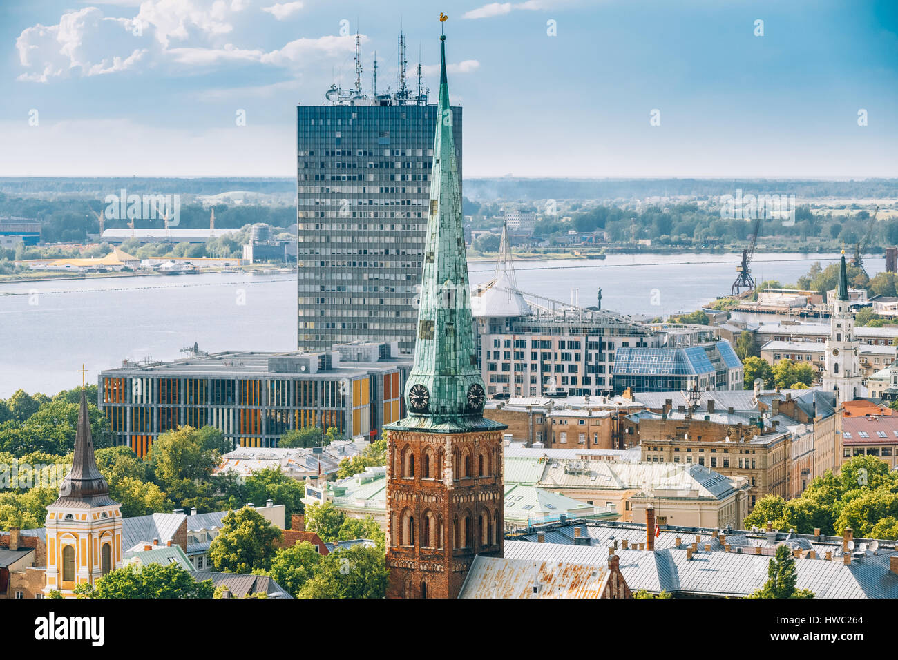 Riga, Lettland. Sommer-Riga Stadtbild. Draufsicht auf das Wahrzeichen - St. James's Kathedrale oder die Kathedrale Basilika des Hl. Jakobus. Die Kirche ist Gehirns Stockfoto