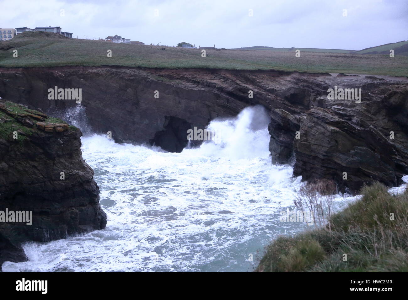 Massive Sturmfluten im November 2013 Pfund die kornischen Stränden von Whipsiderry, Watergate Bay und Porth Insel, Newquay UK Stockfoto