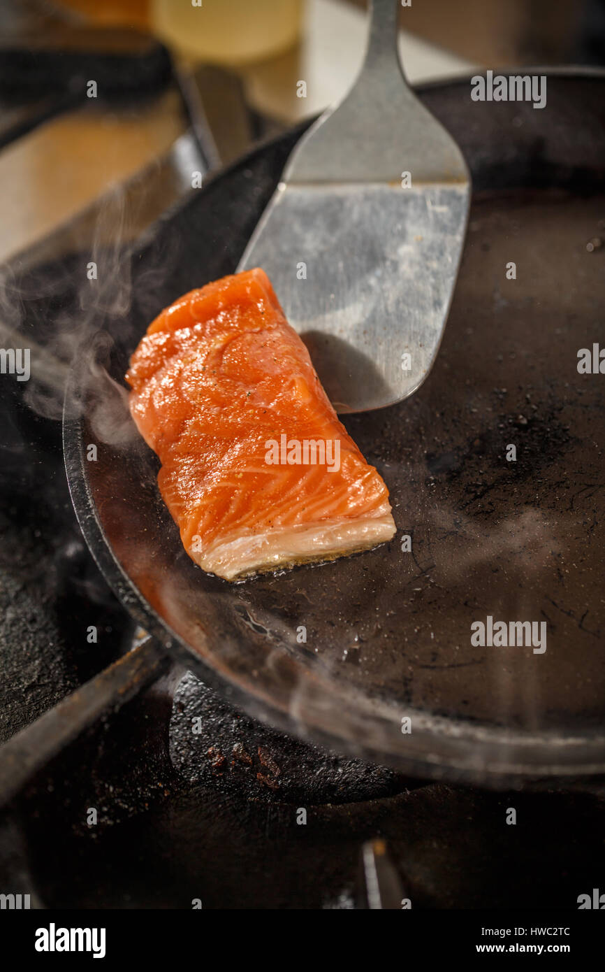 Frische Scheibe Lachs in der Pfanne Stockfoto