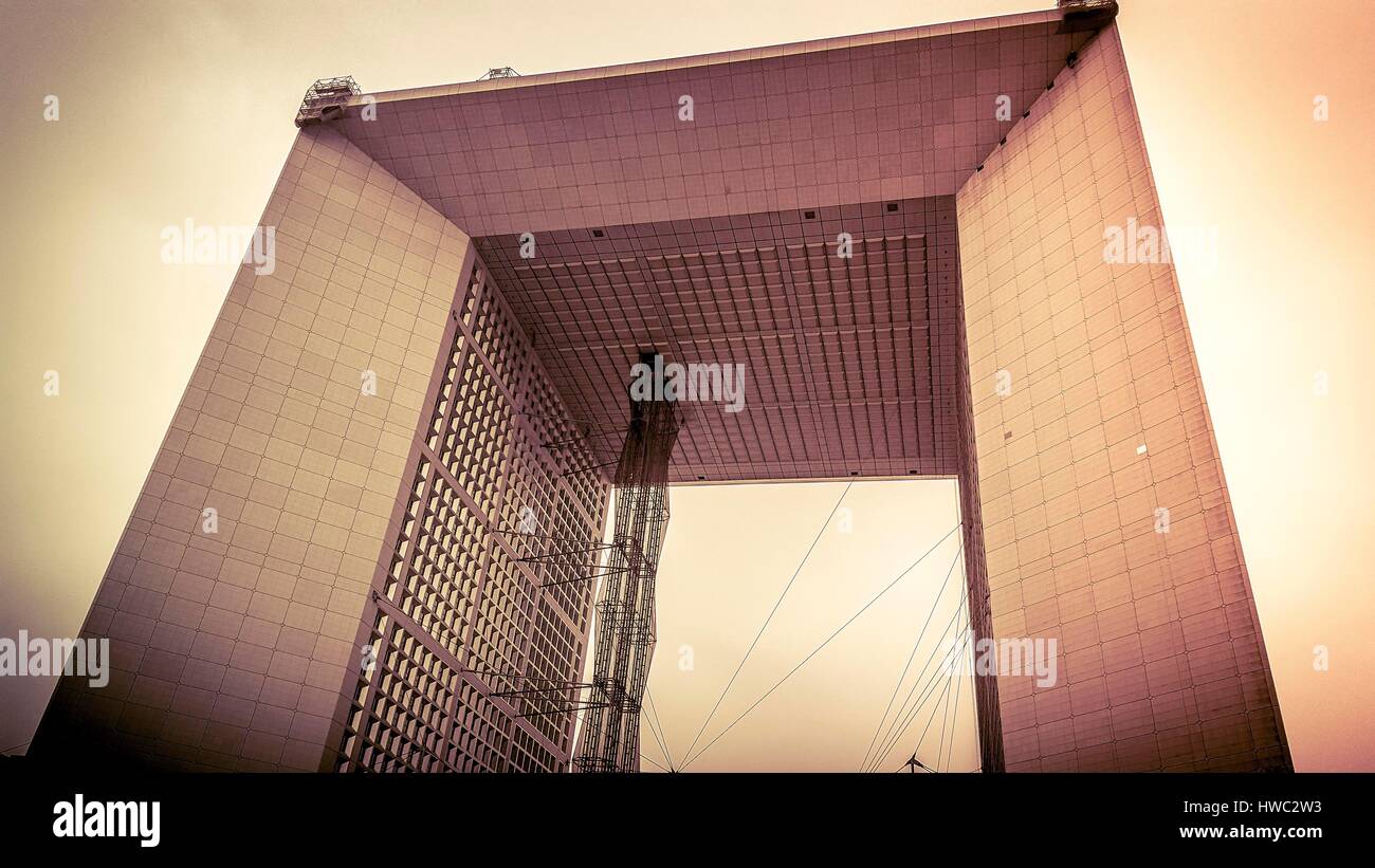 Die Grand Arch (La Grande Arche de la Defense) im Geschäftsviertel La Defense in Paris, Frankreich Stockfoto