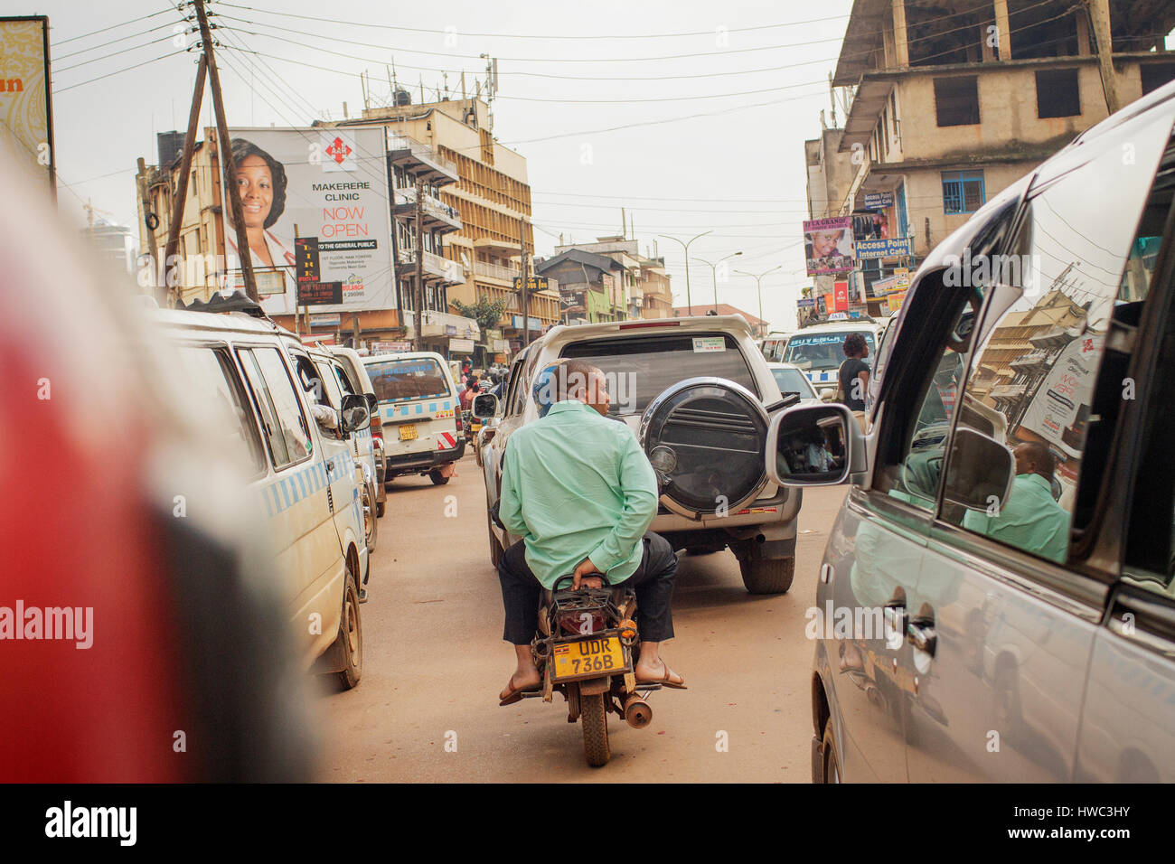 Boda-Bodas oder Motorrad taxis, ist eines der meisten regelmäßigen Verkehr Formen in den meisten östlichen Afrika. Eine Fahrt im zentralen Kampala kostet rund 2000-4000 Uganda Schilling, entspricht ca. $0,75-1,5. Stockfoto