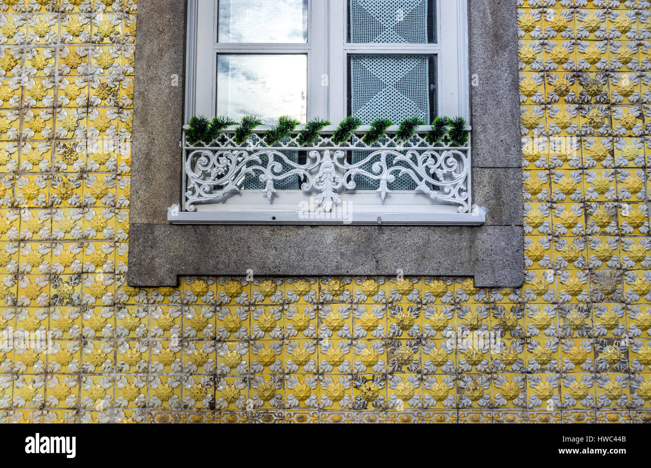 Gelben Kacheln auf der Fassade des Stadthauses an der Rua de Dom Manuel II Street in Porto Stadt auf der iberischen Halbinsel, zweitgrößte Stadt in Portugal Stockfoto