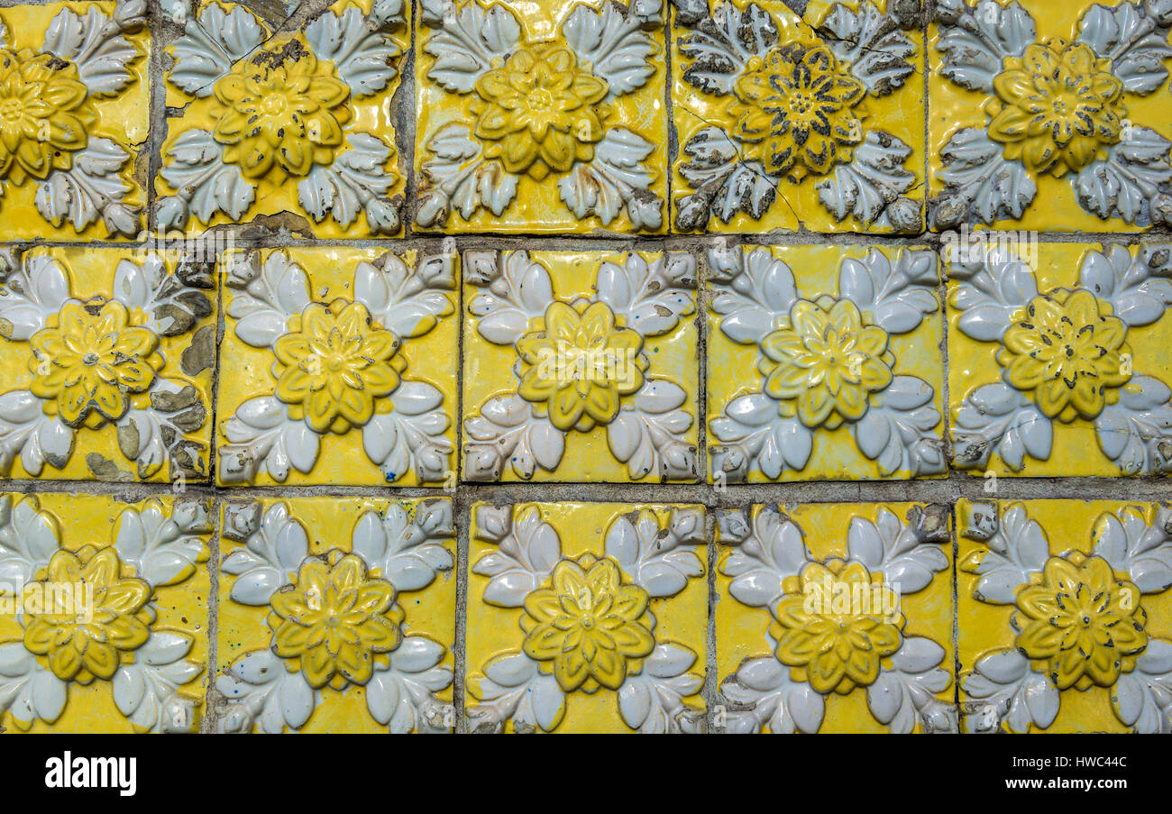 Gelben Kacheln auf der Fassade des Stadthauses an der Rua de Dom Manuel II Street in Porto Stadt auf der iberischen Halbinsel, zweitgrößte Stadt in Portugal Stockfoto
