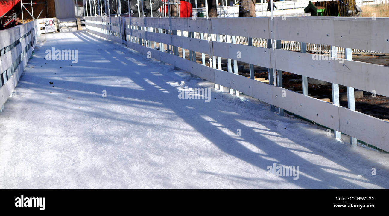 Eine neue Attraktion im Donaupark in Novi Sad, eine schöne Eislaufen für Kinder und Erwachsene, mit glatten Eis, Serbien Stockfoto