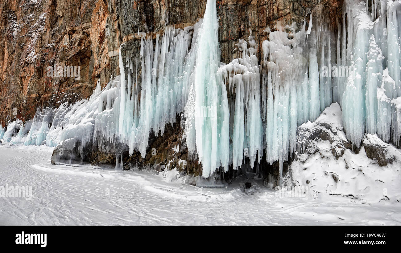 Lange Eiszapfen auf Felsen. Der Baikalsee. Irkutsker Gebiet. Russland Stockfoto